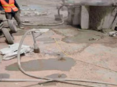 玉门水泥混凝土路面板底注浆技术 路面脱空注浆整治方案